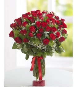 50 rote Rosen in einer Glasvase