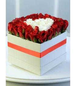 Rote und weiße Rosen in einer weißen Box