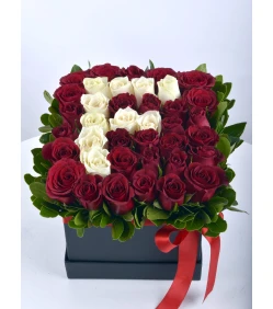 Ich habe deinen Initial auf die Rosen geschrieben – personalisiertes Rosenarrangement
