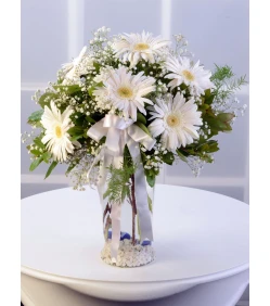Weißes Gerbera-Arrangement in einer Glasvase