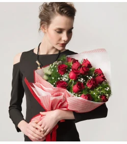 Strauß mit 13 roten Rosen