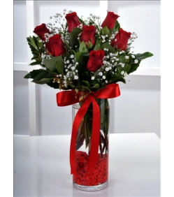 Blumenarrangement mit 7 roten Rosen