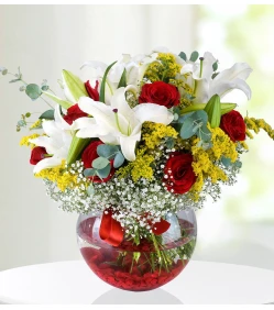 Frühlingsglück – Arrangement mit roten Rosen und Lilien