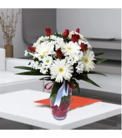 Weiße Gerbera und Rosen