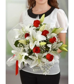 Strauß aus Rosen und Lilien