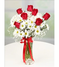Ländliche Schönheit – rote Rosen und Margeriten